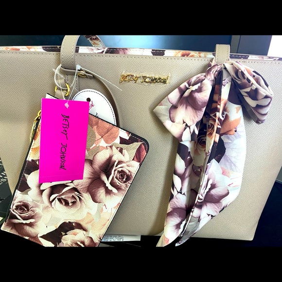 Betsy Johnson XOZARIA Tote - Picture 1 of 2